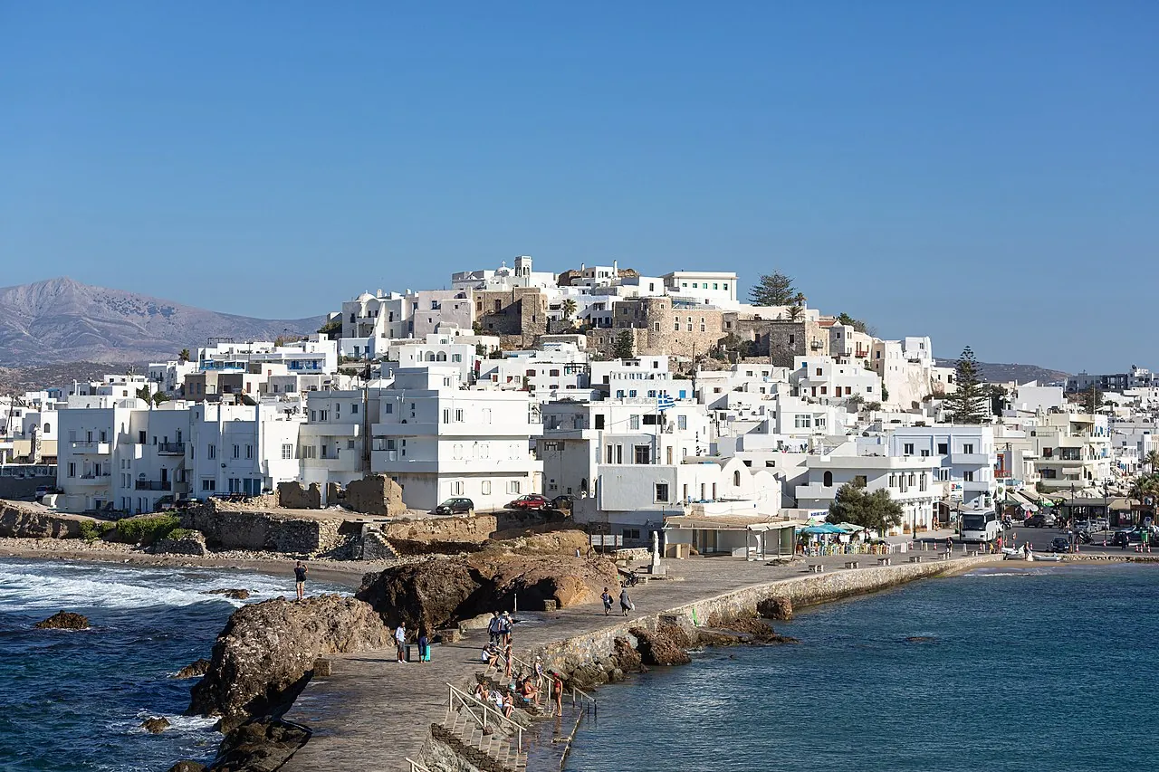 Naxos Chora below its Venetian kastro, with the causeway out to the Portara
