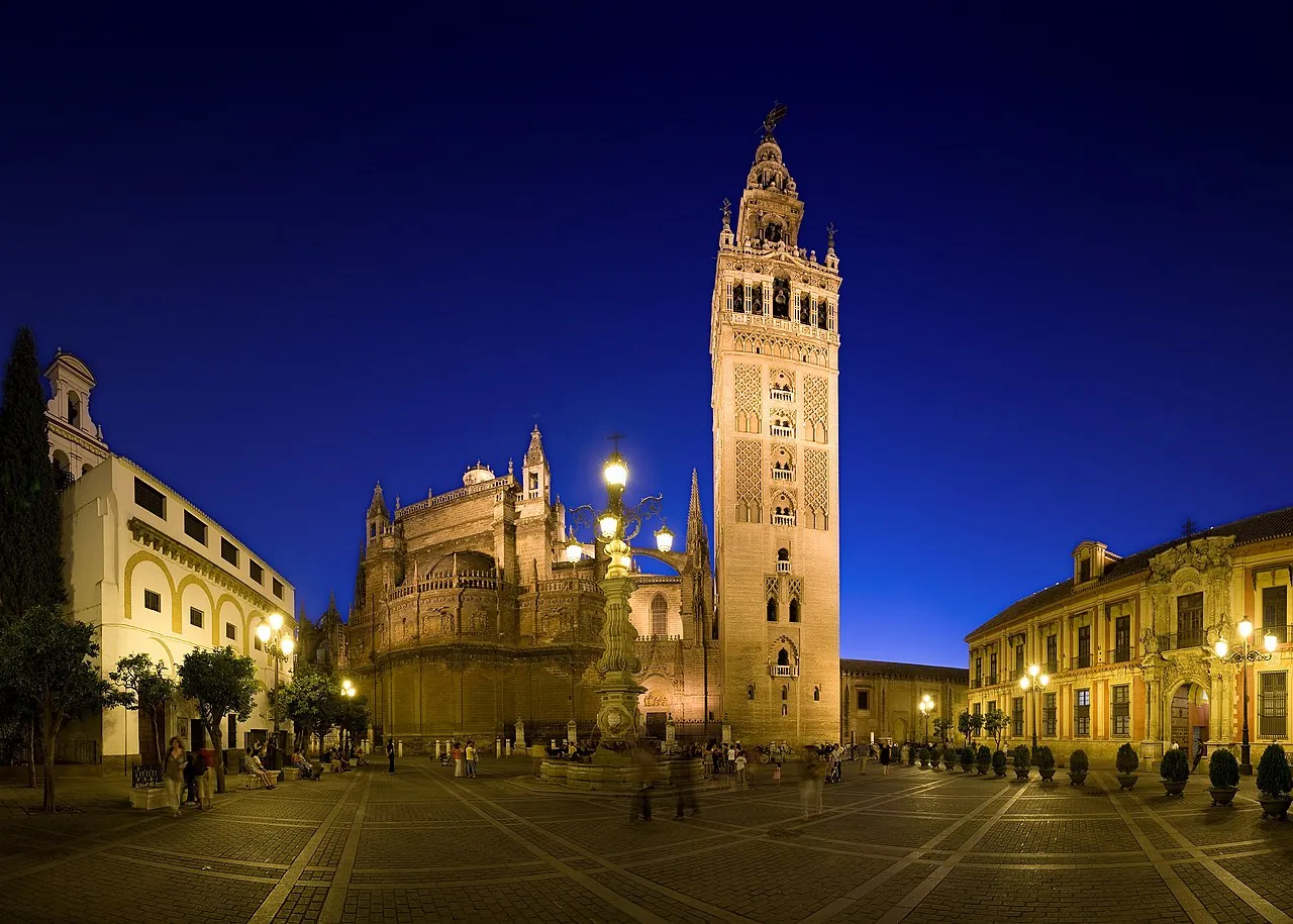 The Giralda above the Plaza Virgen de los Reyes in Seville, lit at dusk