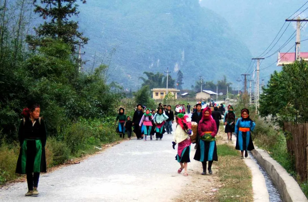 People walking to market at Pho Cao on the Dong Van plateau